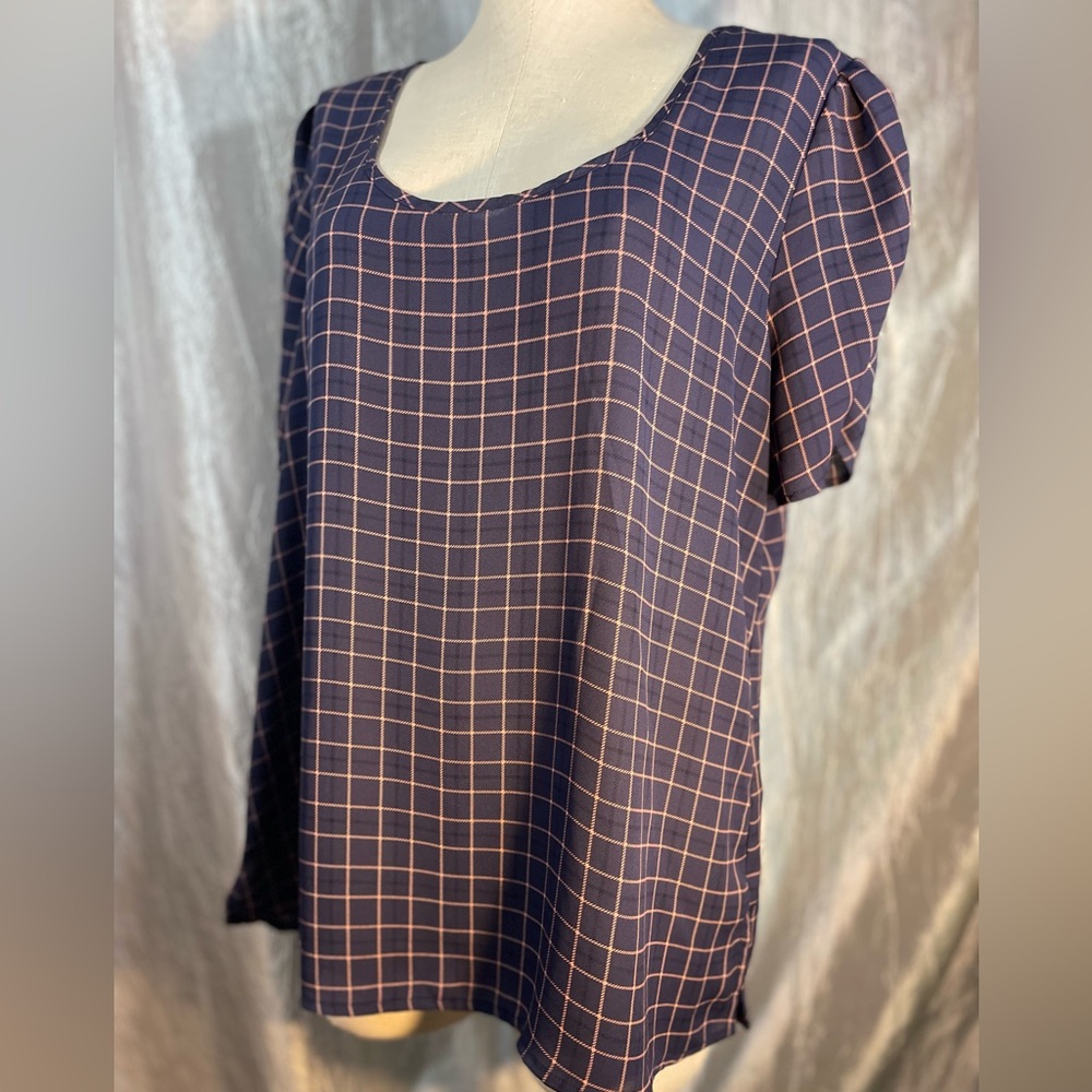 Maurice’s purple & pink polyester short sleeved blouse w/ elastic/puffy sleeves